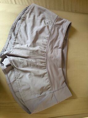 Lululemon speed up short 2.5 inch size 4 Lavender/ light purple
